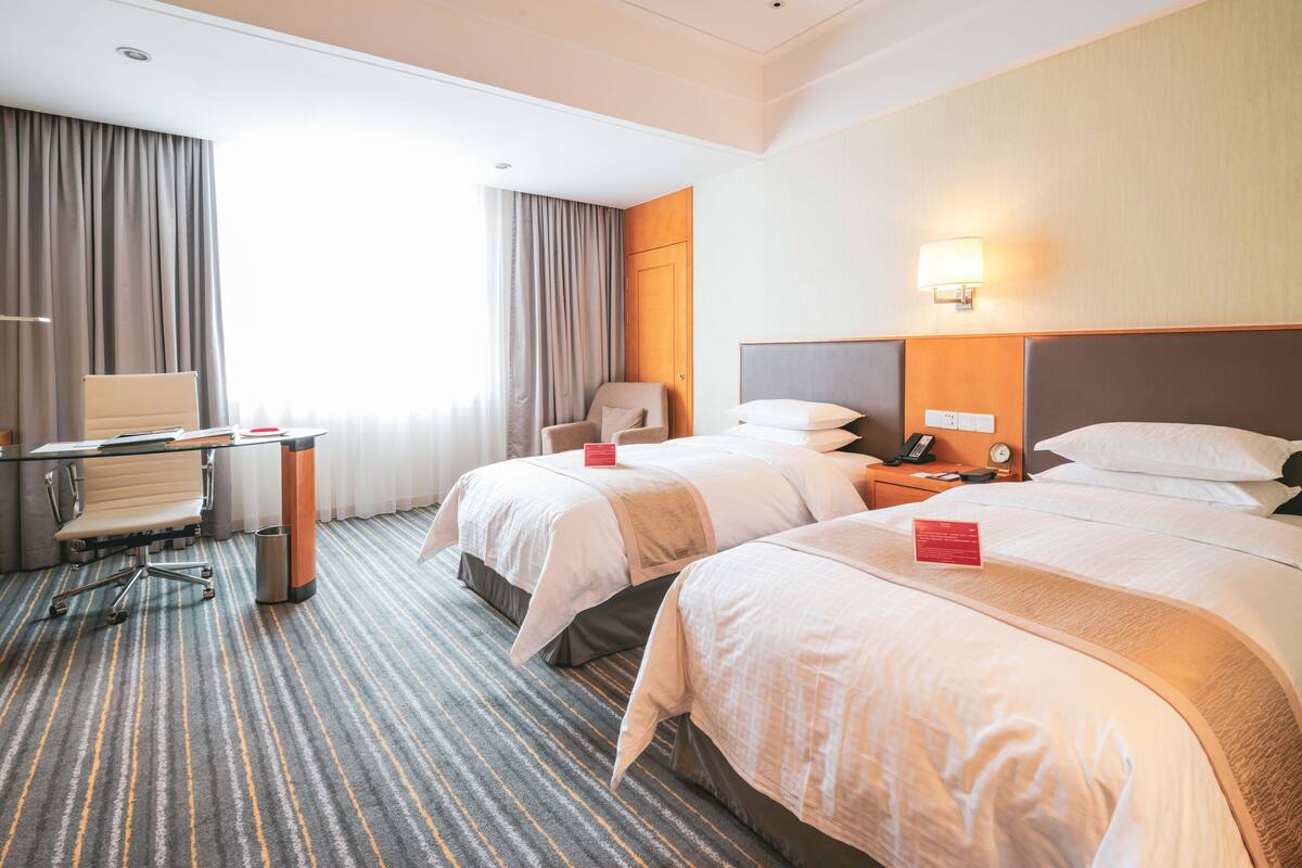 Deluxe Room, 2 Katil Bujang (Single), Non Smoking | Bar mini, peti besi dalam bilik, meja, kalis bunyi 