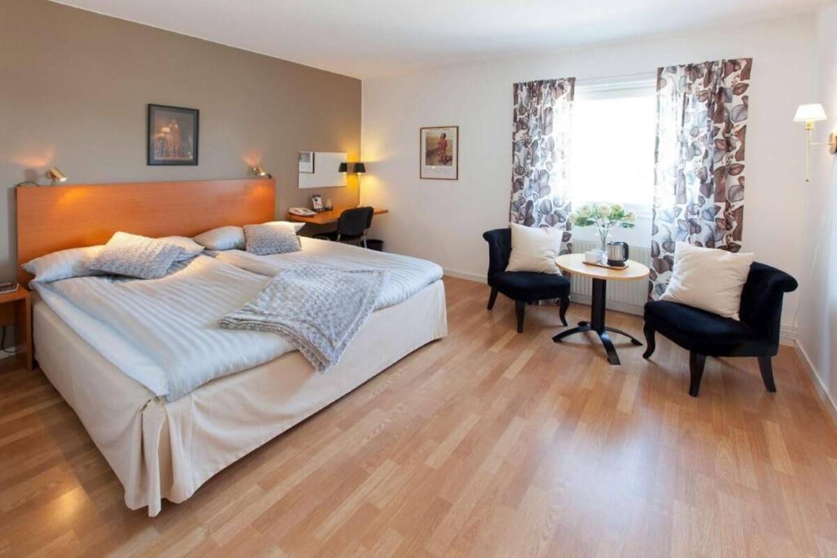 Sengetøy av topp kvalitet, senger med overmadrass og skrivebord