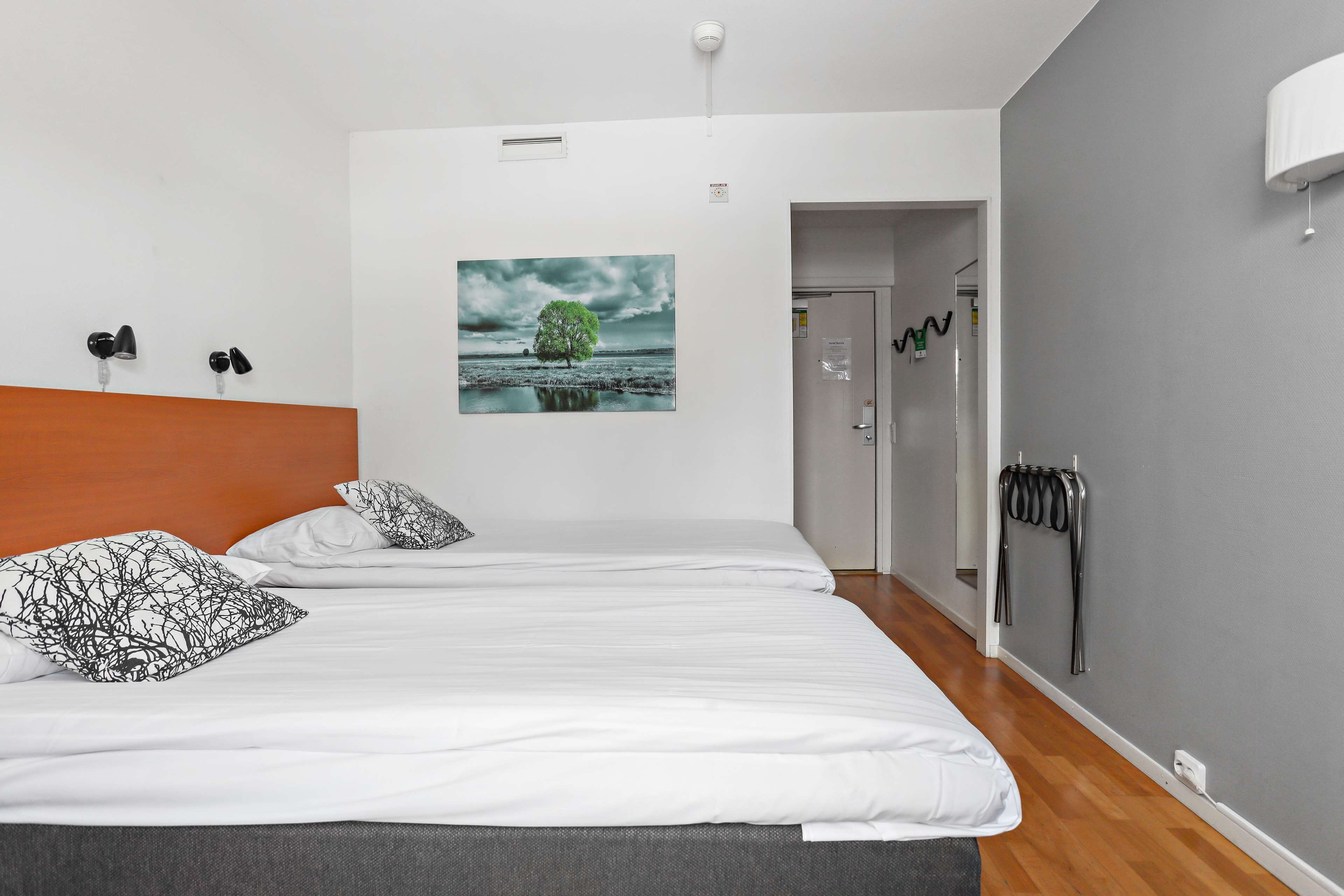 Standardrum - 2 enkelsängar - icke-rökare | Sängtillbehör av högsta kvalitet, bäddmadrasser och skrivbord