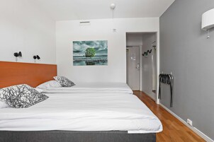 Ropa de cama de alta calidad, colchones con pillow-top y escritorio 