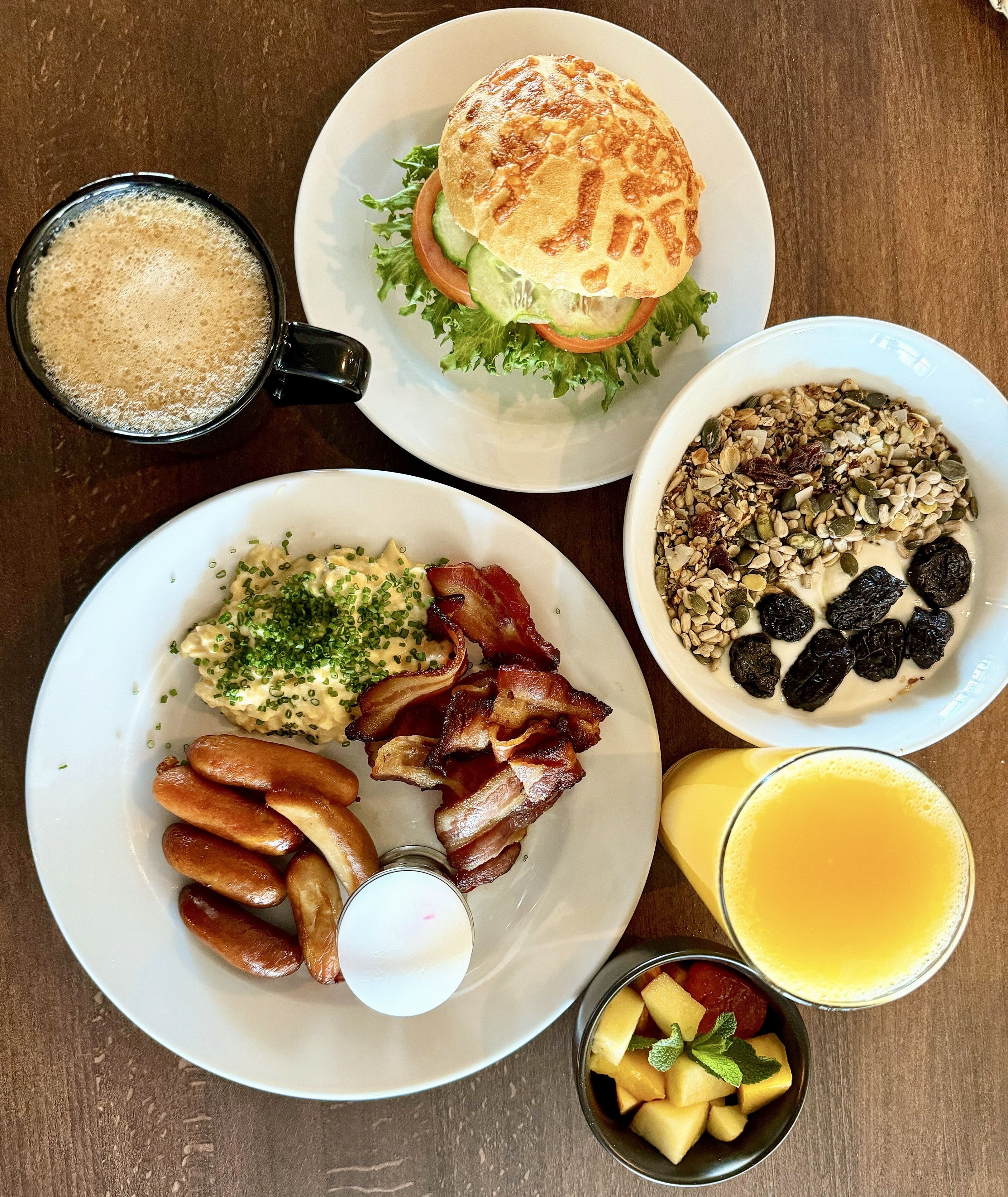 بوفيه فطور مجانًا يوميًا