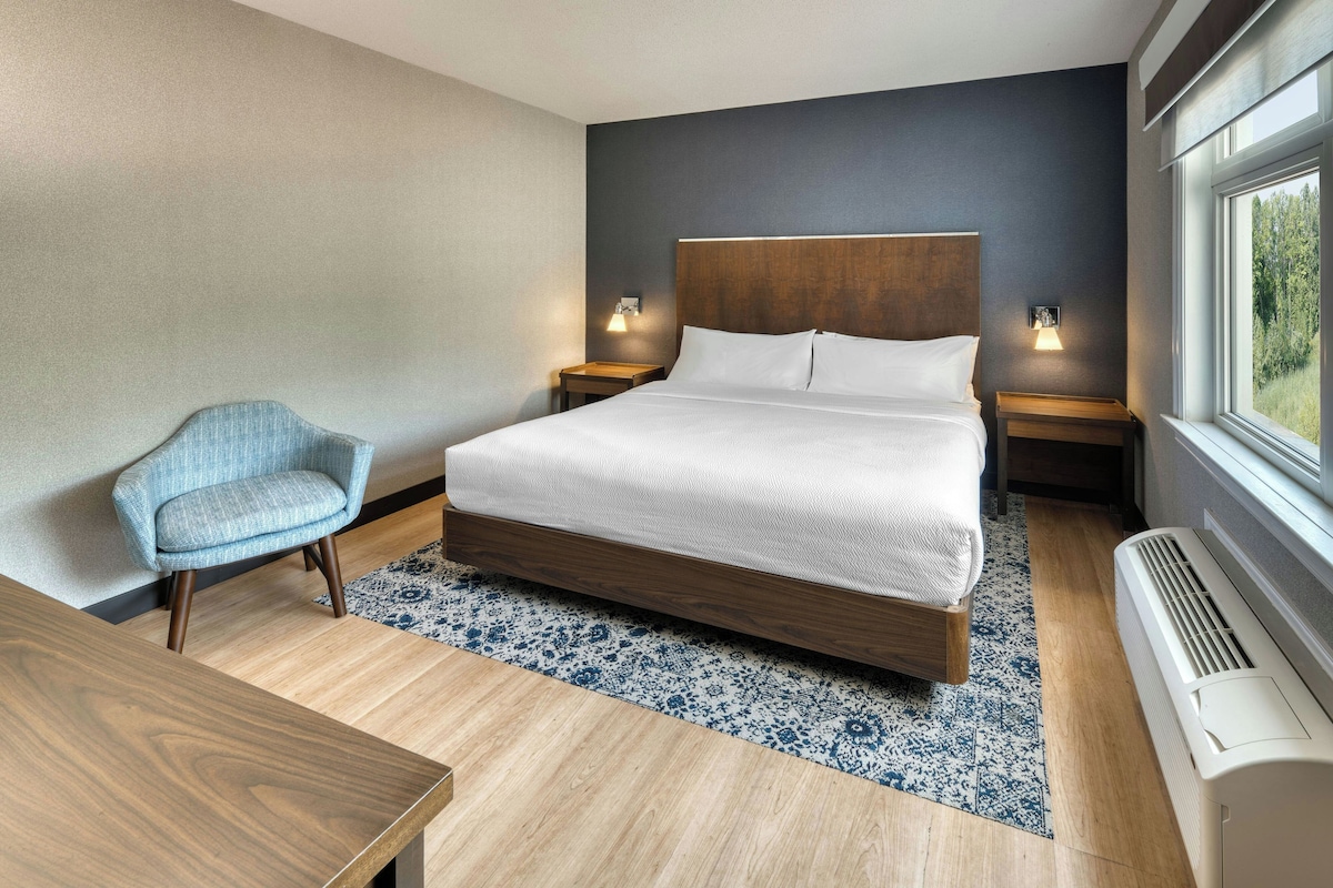 Suite, 1 Bedroom | Hypo-allergenic bedding available, down comforters, in-room safe, desk