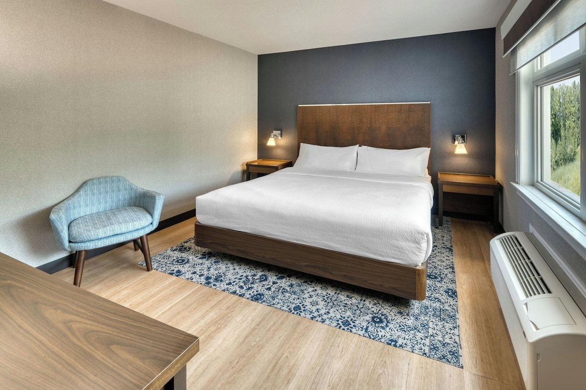 Suite, 1 Bedroom, Fireplace, Ground Floor | Hypo-allergenic bedding, down comforters, in-room safe, desk