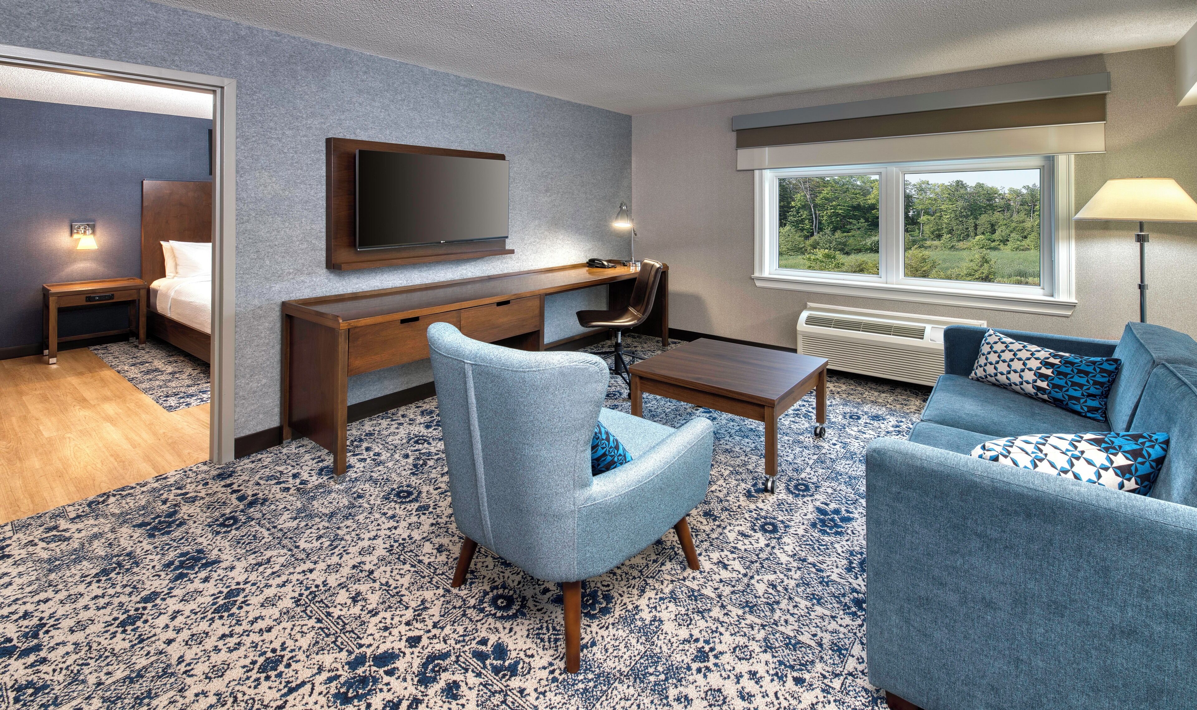 Hypo-allergenic bedding, down comforters, in-room safe, desk