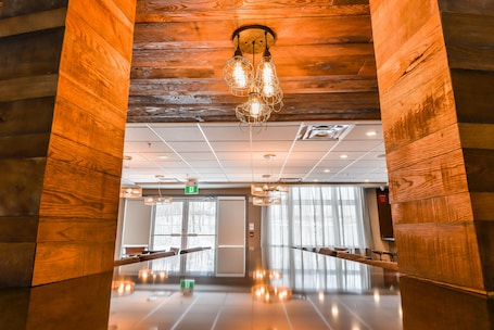 Breakfast and dinner served, American cuisine