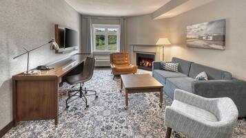 Suite, 1 Bedroom, Fireplace, Ground Floor | Hypo-allergenic bedding, down comforters, in-room safe, desk
