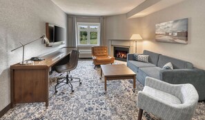 Phòng Suite, 1 phòng ngủ, lò sưởi, tầng trệt | Bộ đồ giường kháng dị ứng, chăn bông, két bảo mật tại phòng, bàn 