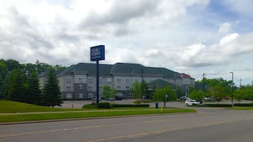 Un hôtel à plusieurs étages, sur lequel on peut lire l’inscription « FOUR POINTS BY SHERATON ».