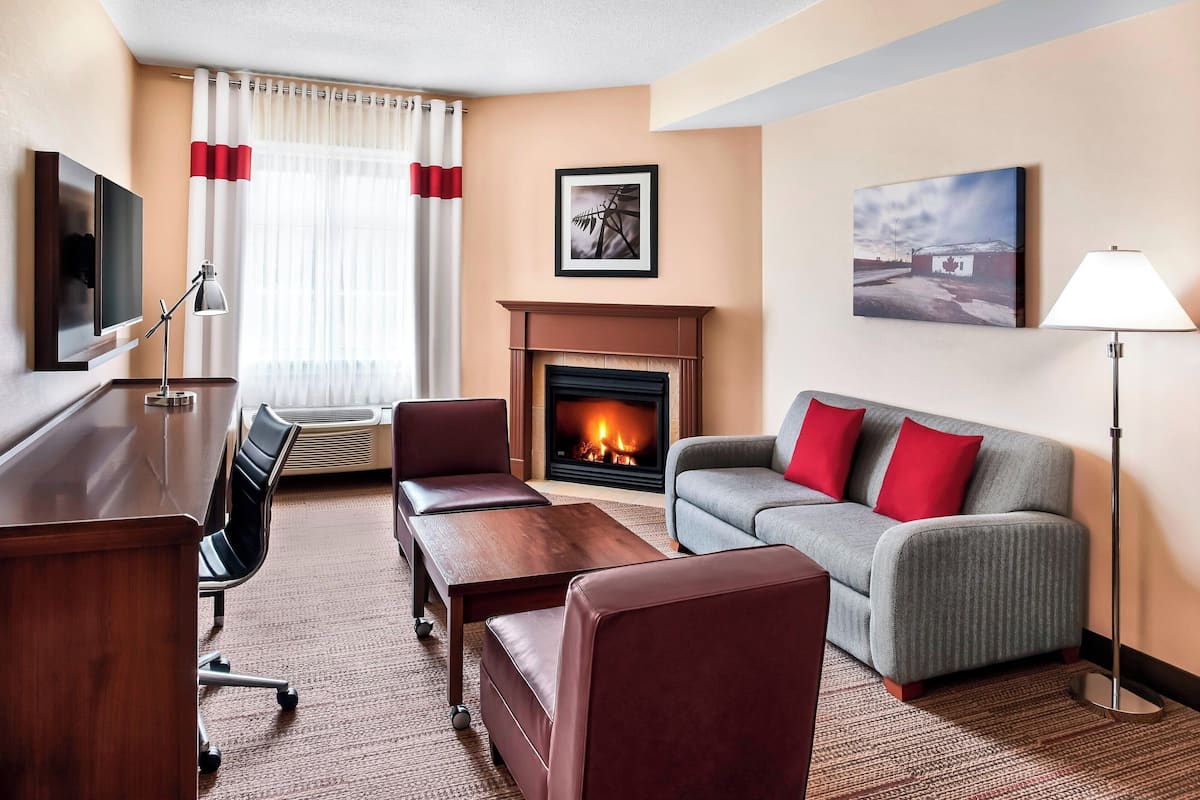 Suite, 1 habitación, chimenea, planta baja | Área de sala de estar | Televisión LCD de 47 pulgadas con canales por cable y televisión
