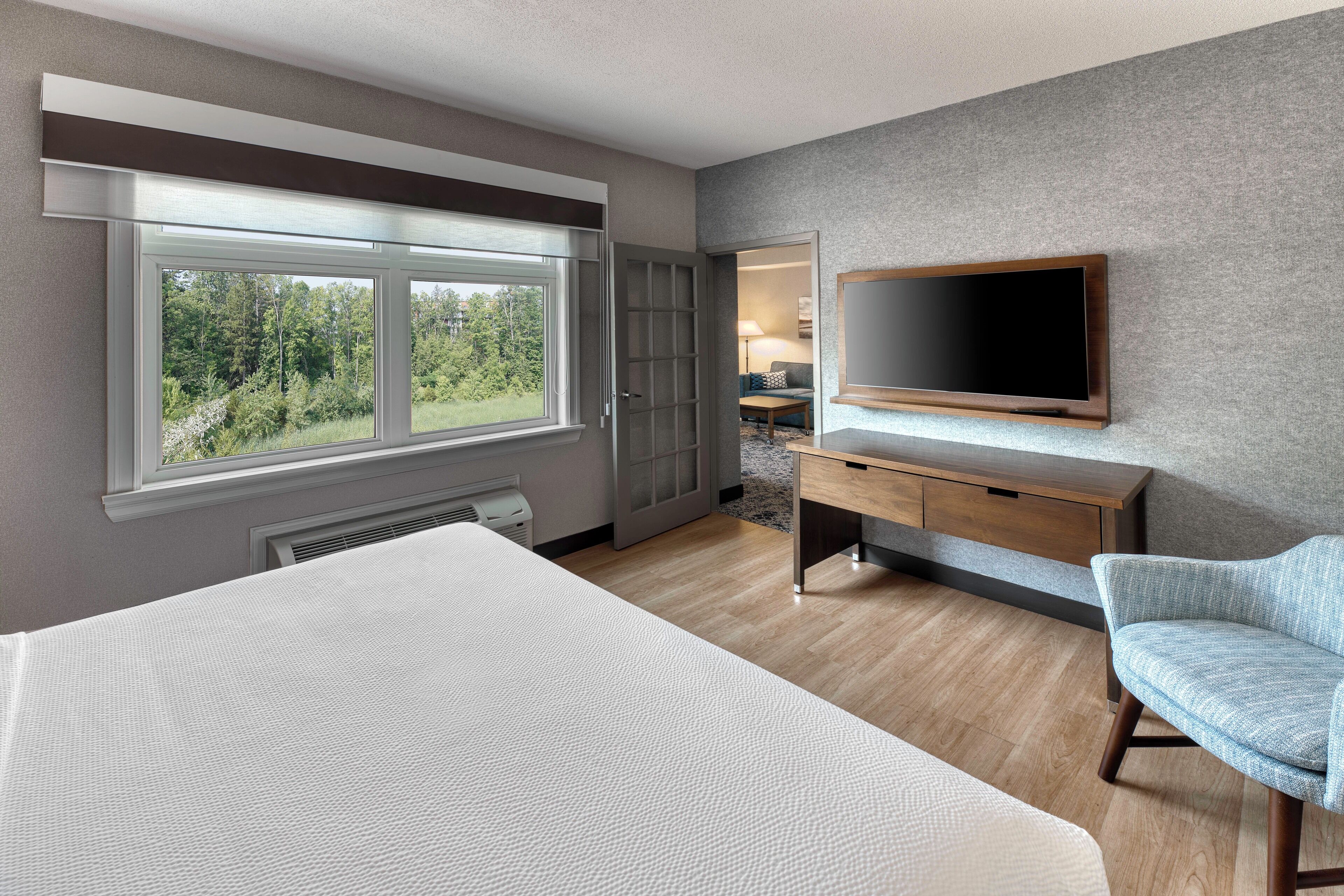 Hypo-allergenic bedding, down comforters, in-room safe, desk