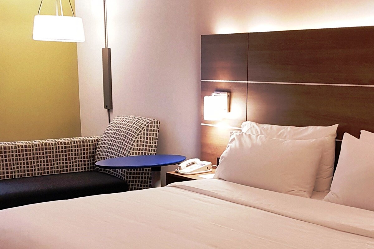 Standard Room, 1 King Bed | In-room safe, desk, iron/ironing board, free cots/infant beds