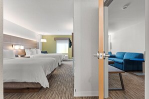 In-room safe, desk, iron/ironing board, free cribs/infant beds - Holiday Inn Express & Suites Surrey by IHG (Surrey)