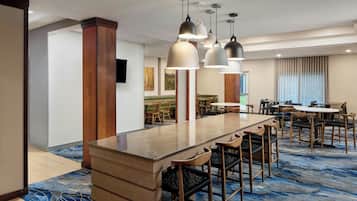 Café da manhã com buffet grátis todos os dias