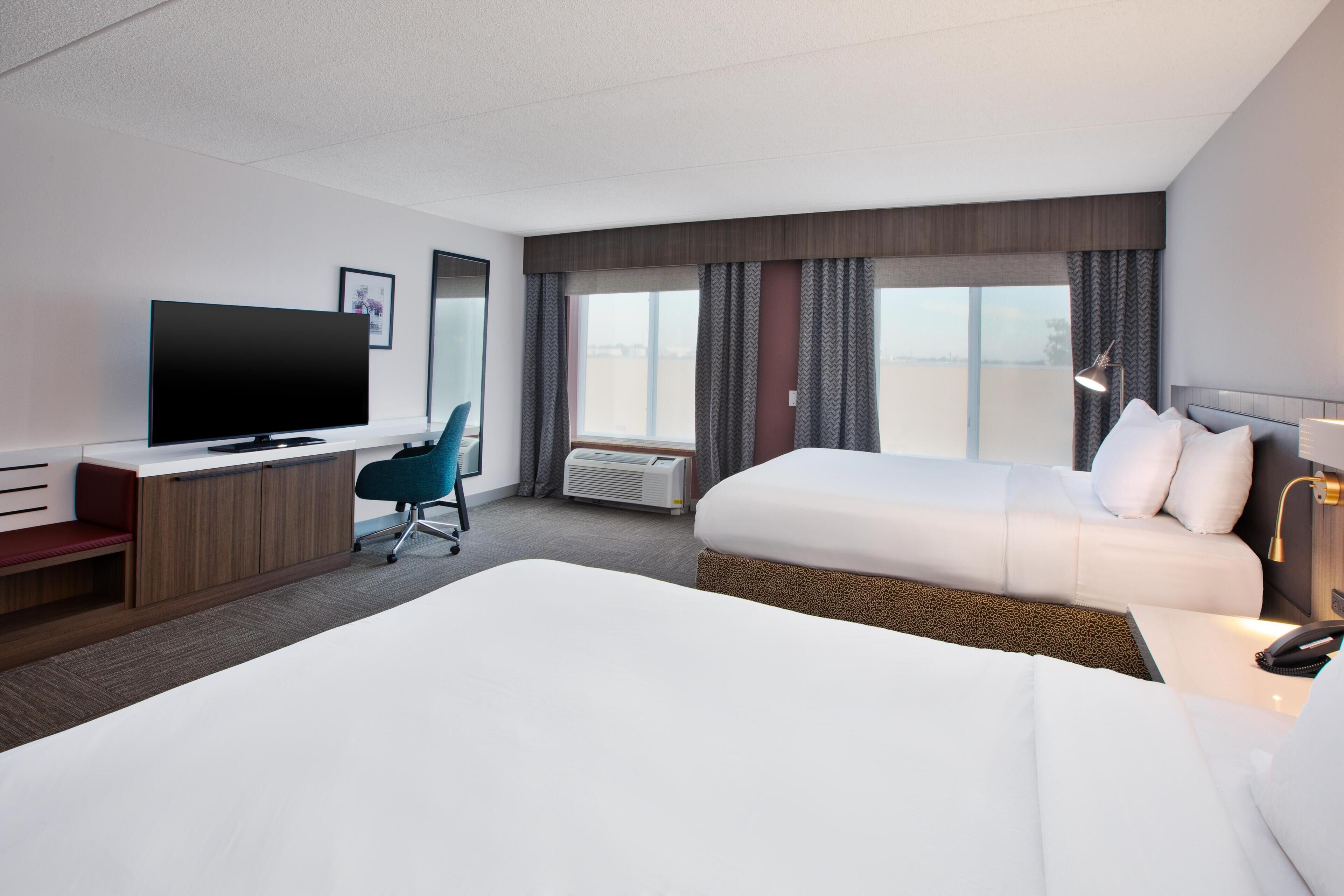 Colchones con pillow-top y caja de seguridad en la habitación 