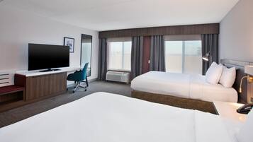 Nệm có lớp đệm bông, két bảo mật tại phòng, trang trí khác biệt