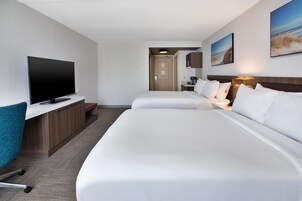 Colchones con pillow-top y caja de seguridad en la habitación 