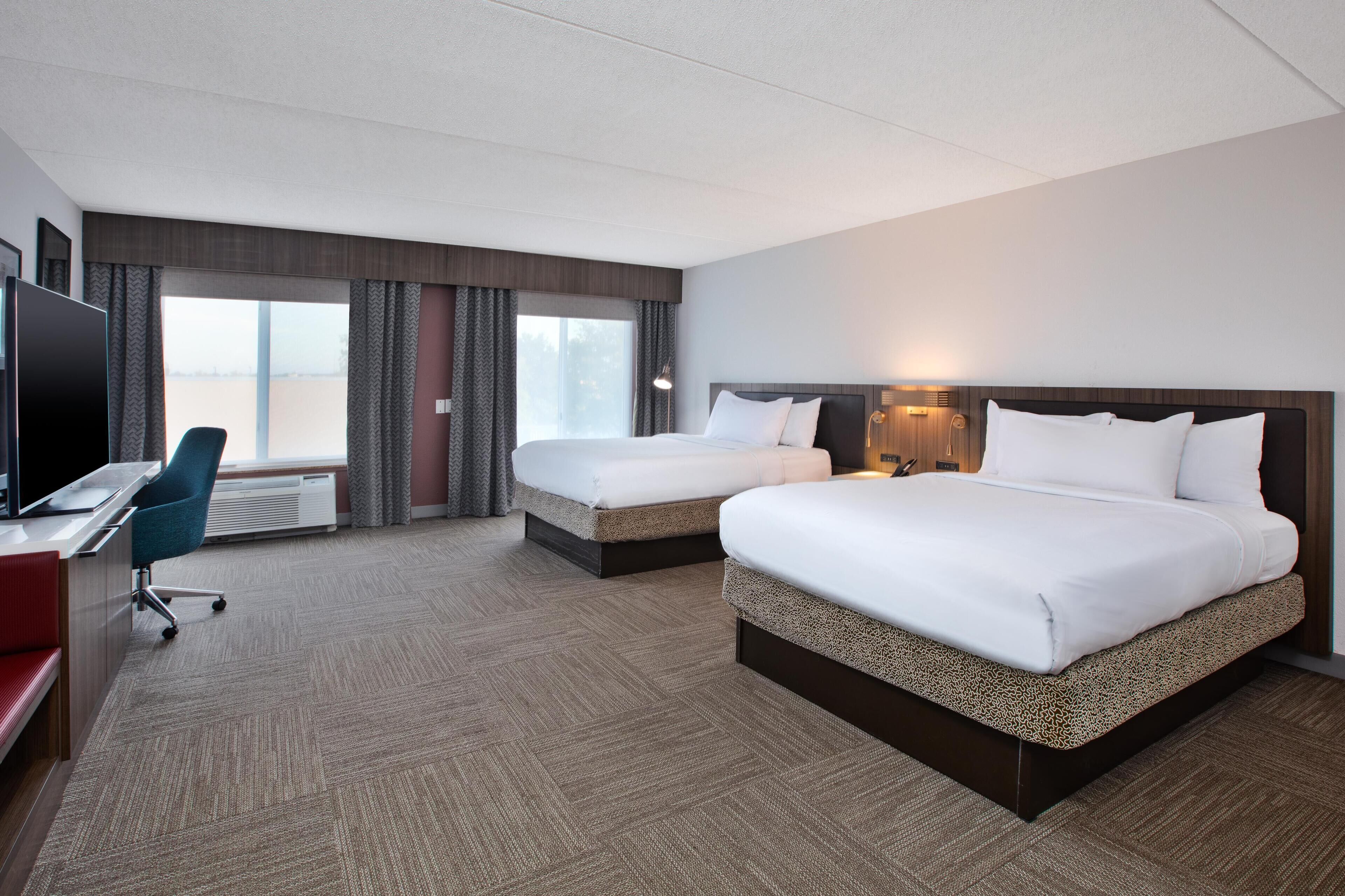 Senger med overmadrass, safe på rommet og individuelt dekorert