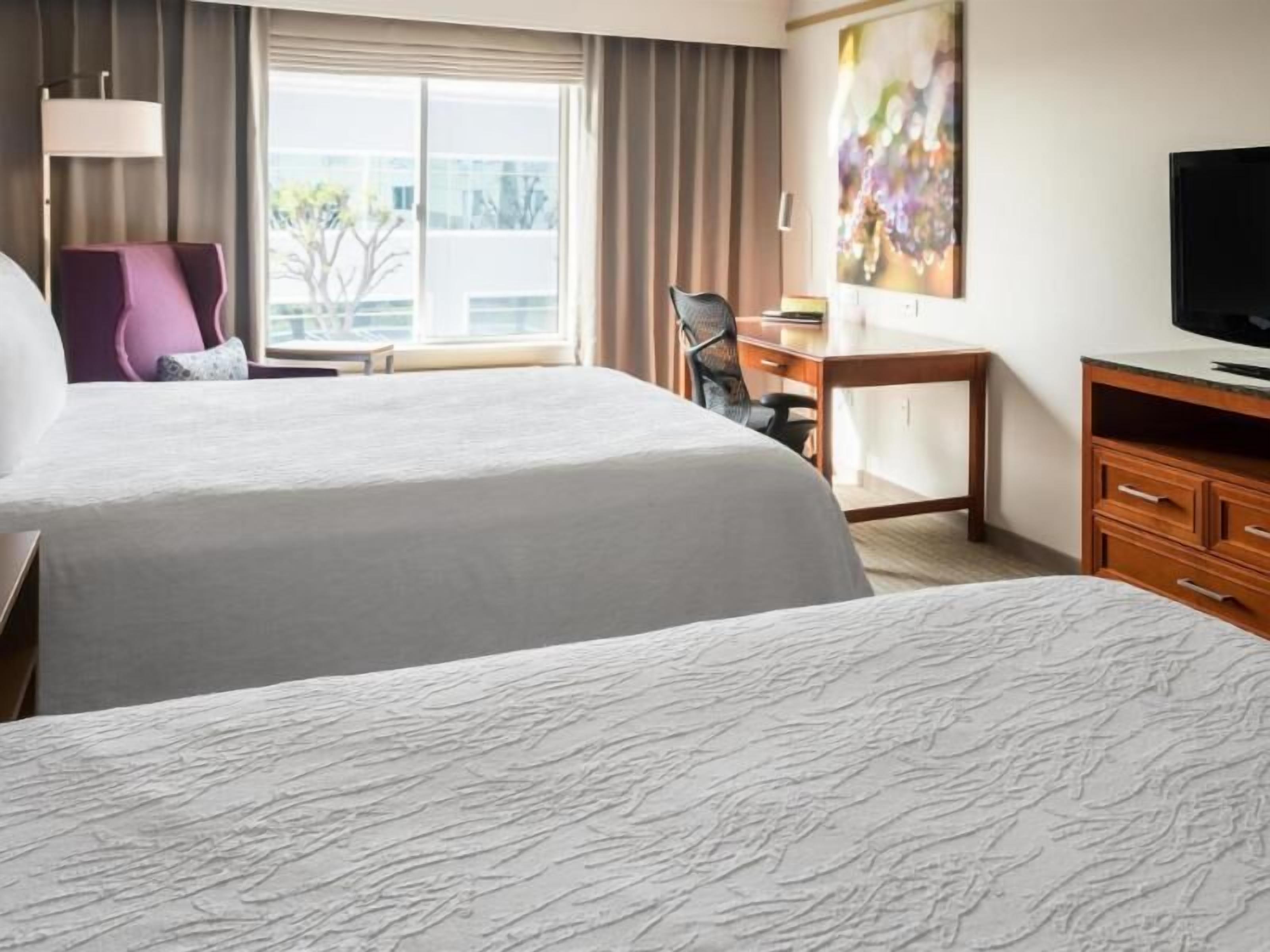 高級寝具、セーフティボックス (室内)、デスク、ノートパソコン用作業スペース