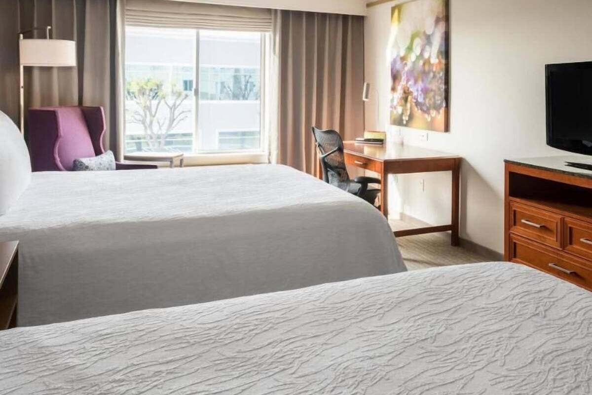 Hochwertige Bettwaren, Zimmersafe, Schreibtisch