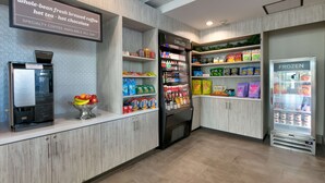 Ein Café mit einer Kaffeemaschine, einem Kühlschrank für gekühlte Getränke und einer Maschine für Eisgetränke.