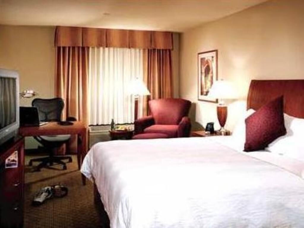 高級寝具、セーフティボックス (室内)、デスク、ノートパソコン用作業スペース