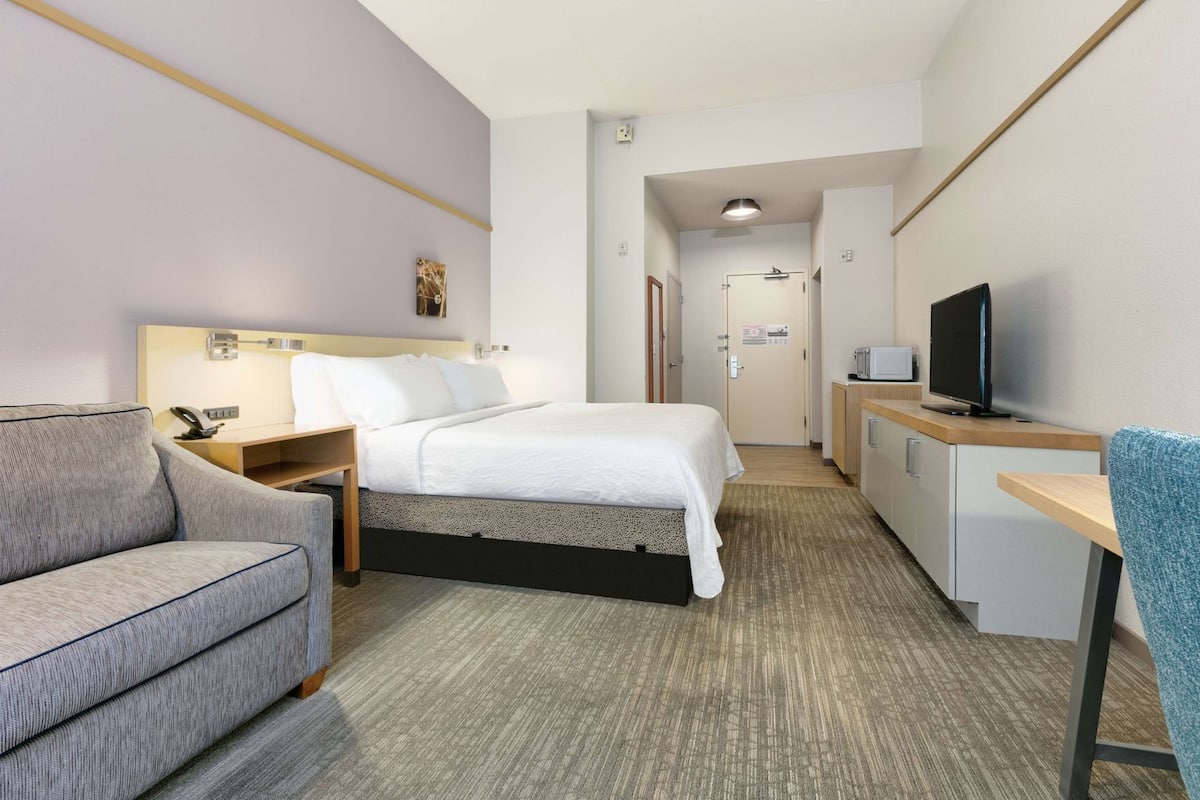 Hochwertige Bettwaren, Zimmersafe, Schreibtisch