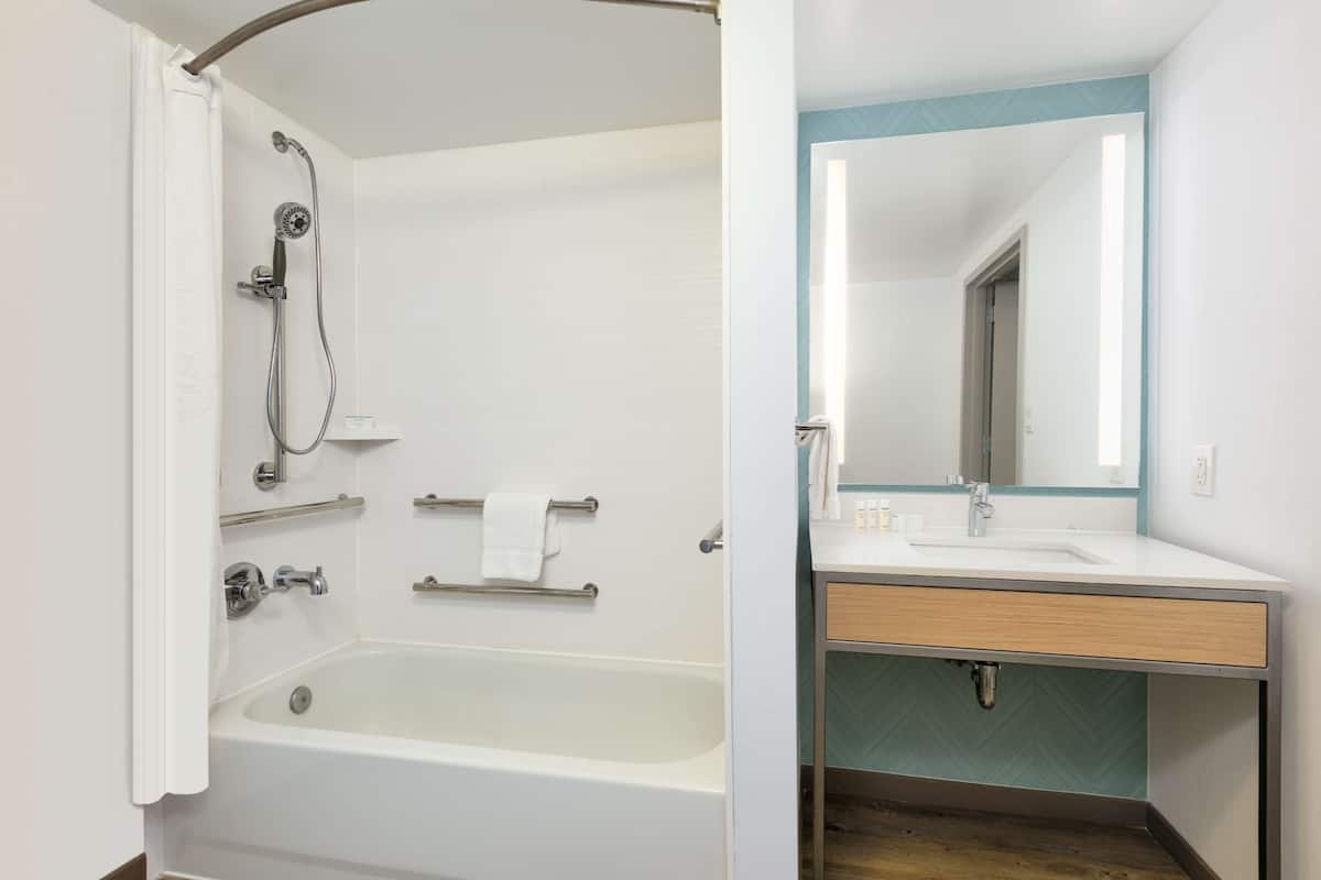 Articles de toilette gratuits, sĂšche-cheveux, serviettes fournies