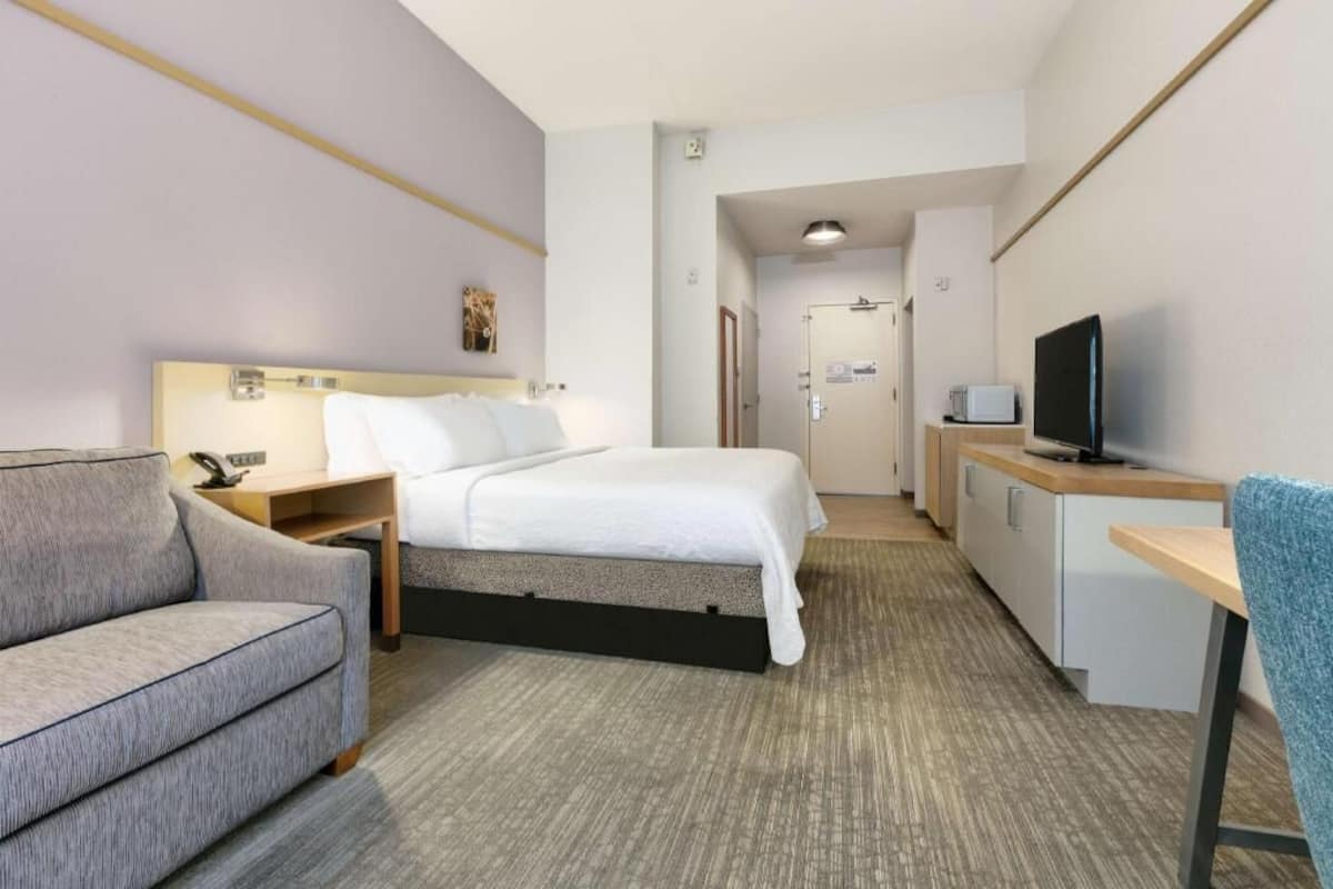 Hochwertige Bettwaren, Zimmersafe, Schreibtisch