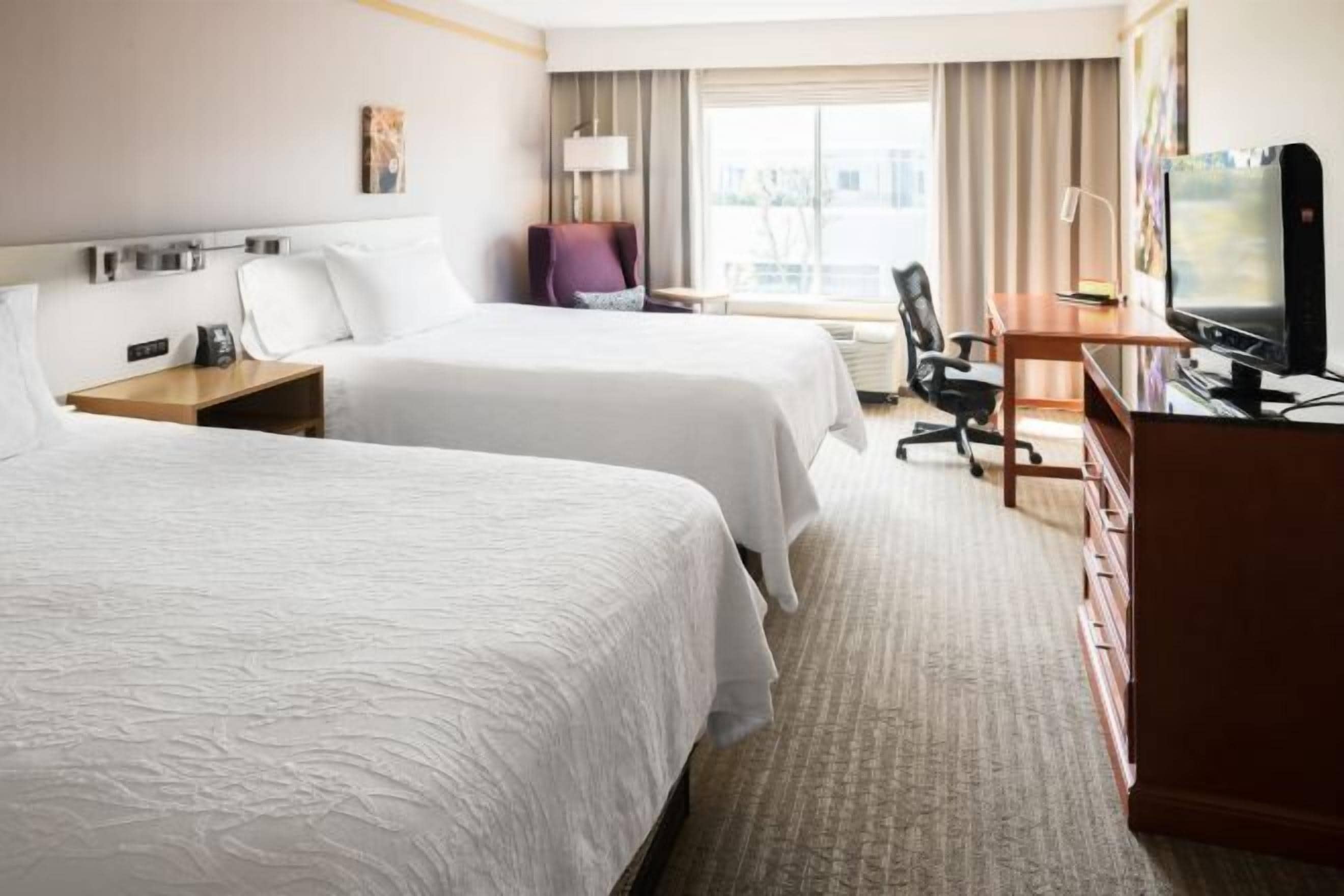 Ylelliset vuodevaatteet, tallelokero huoneessa, työpöytä