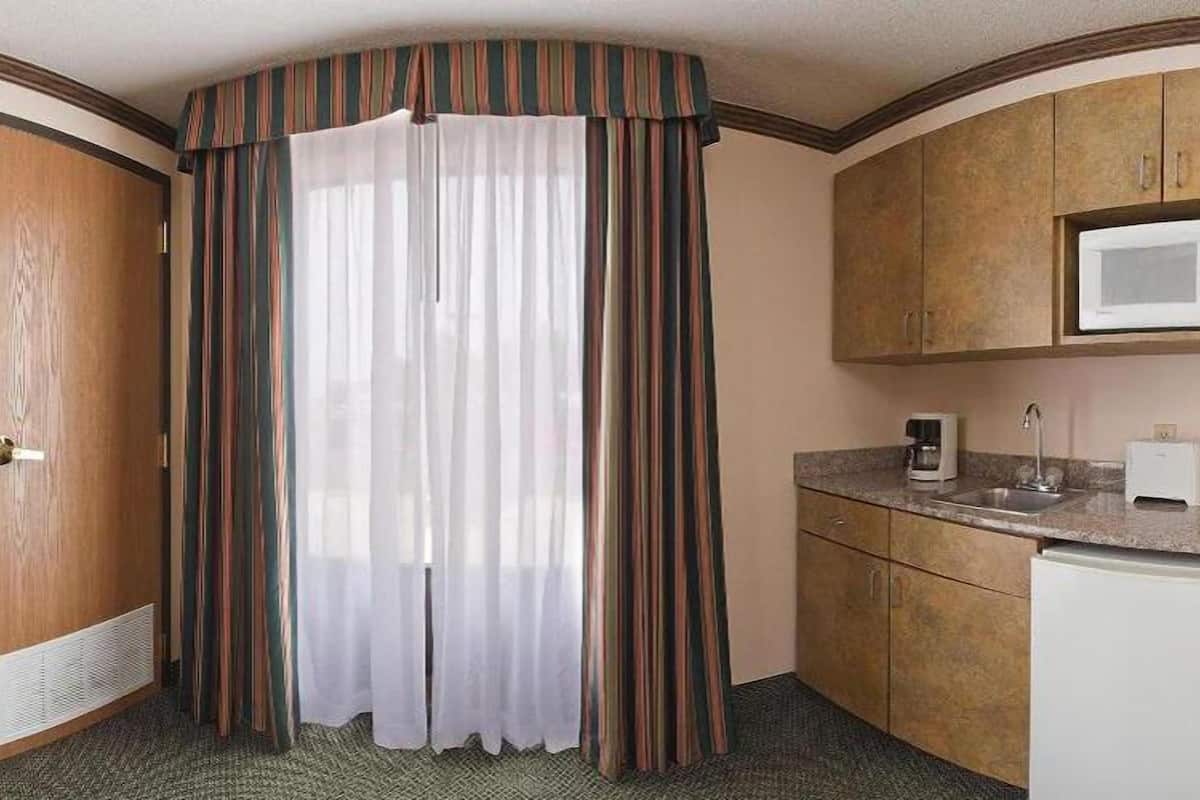 fridge, microwave, coffee/tea maker