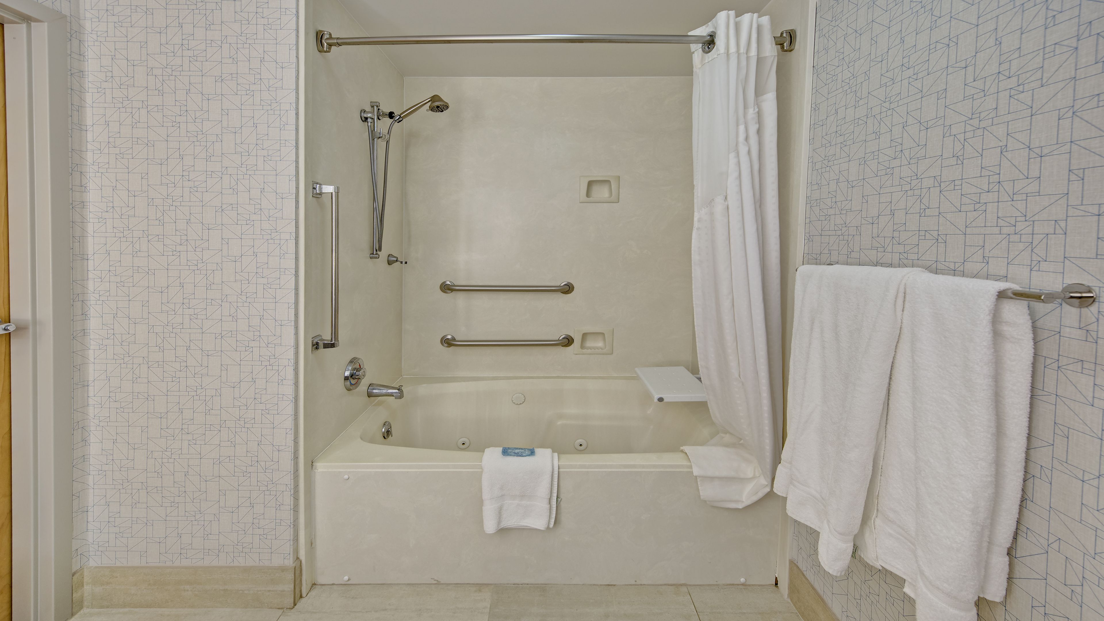 combined shower/bathtub, hair dryer, towels