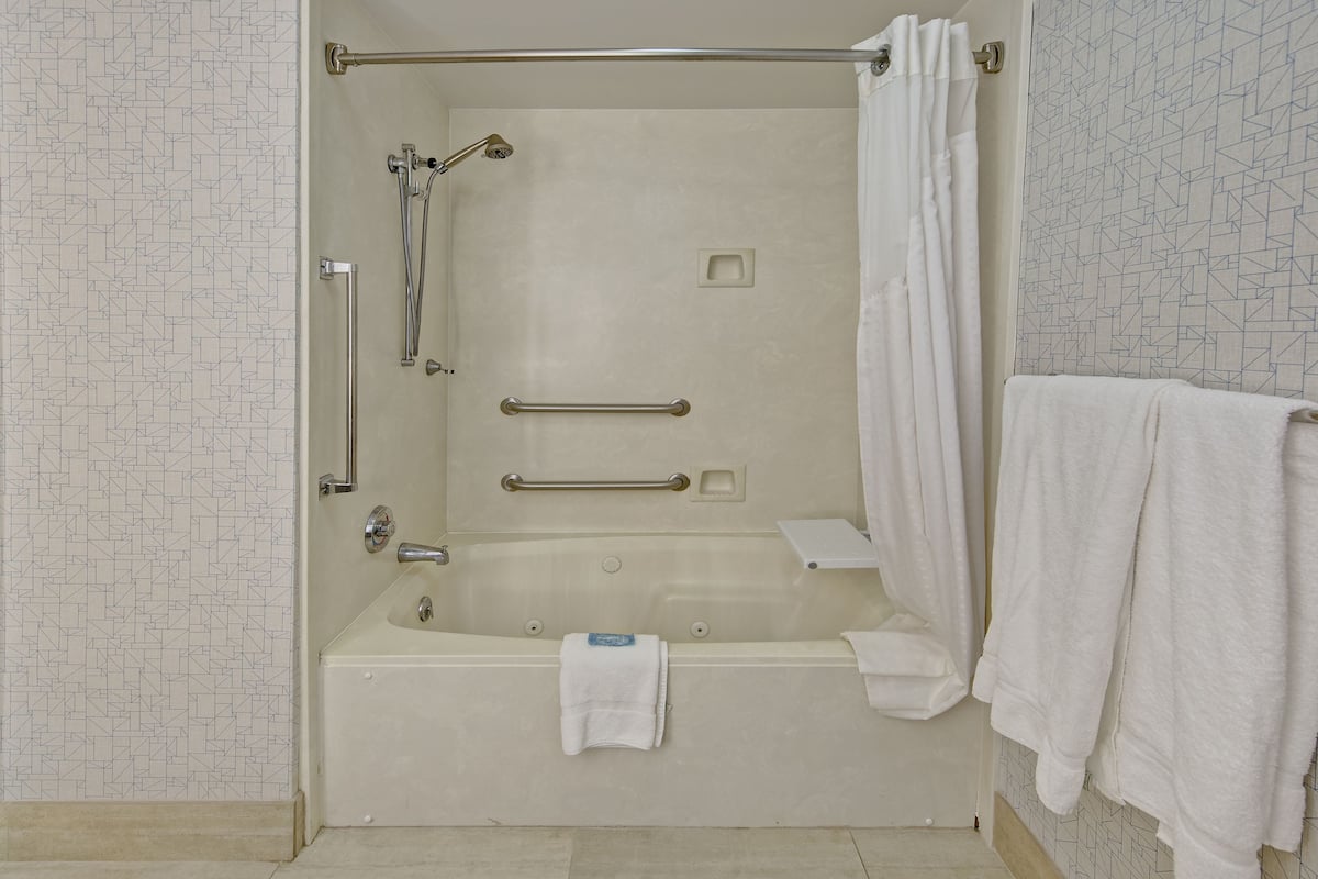 combined shower/bathtub, hair dryer, towels
