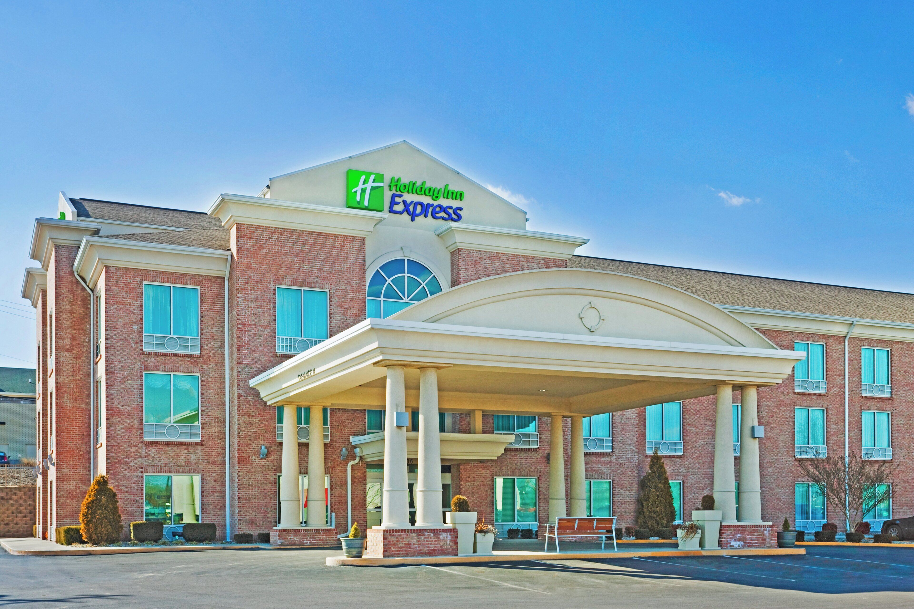 Un hôtel Holiday Inn Express doté d’une entrée couverte et d’une façade en briques.