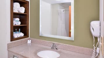 Ducha y bañera combinadas y artículos de higiene personal gratuitos