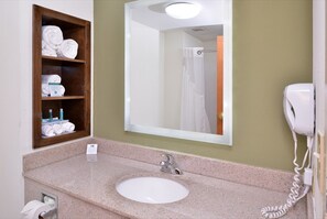 Tina con regadera, amenidades de baño gratuitas, secadora de cabello