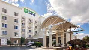 Edificio de Holiday Inn Express con entrada cubierta y varios balcones.