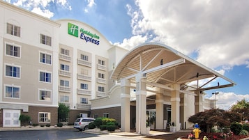 Holiday Inn Express -hotellin rakennus, jossa on katettu sisäänkäynti ja useita parvekkeita.