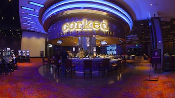 4 bars, bar en milieu de piscine