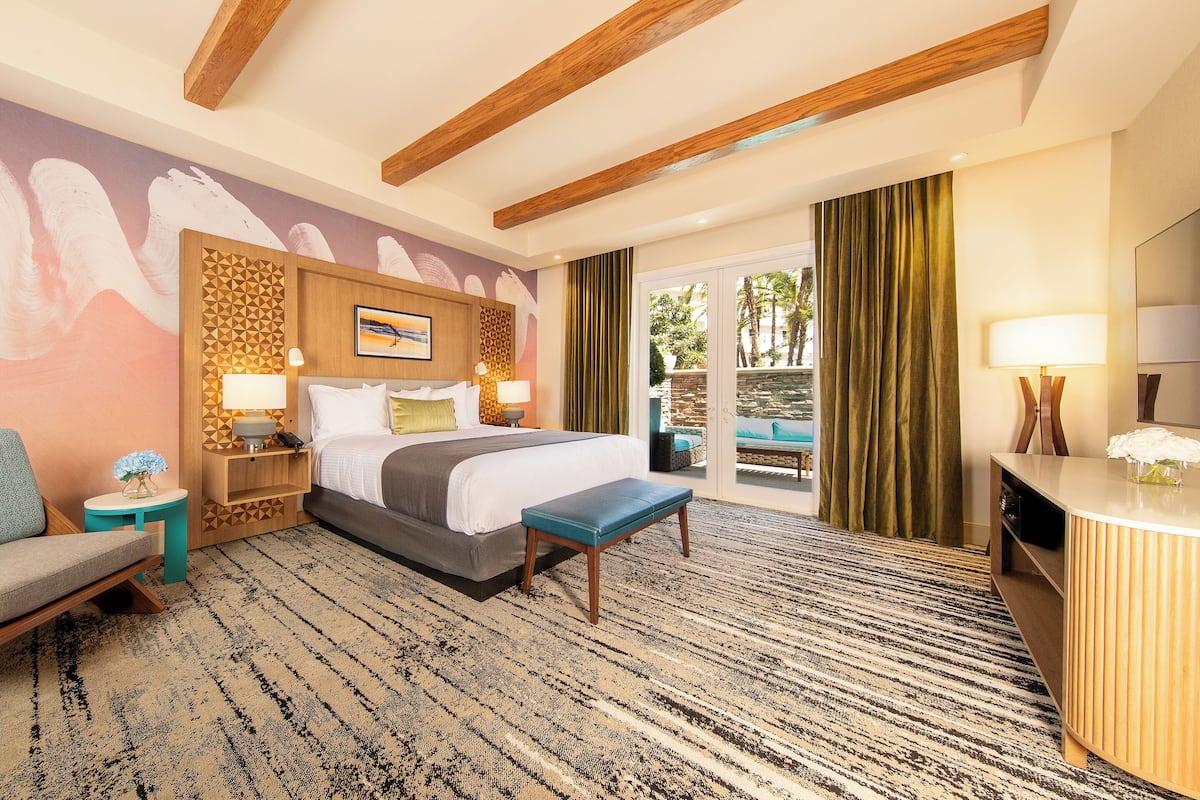 Dive Inn, Beachfront Suite, King Bed, Non smoking | In-room safe, desk, laptop workspace, iron/ironing board