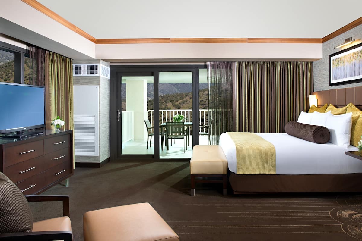 Resort Oh So Suite, 1 King Bed, Non Smoking | In-room safe, desk, laptop workspace, iron/ironing board