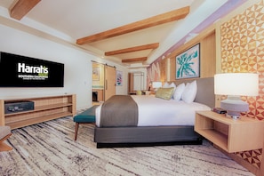 Dive Inn, Coastal Suite, King Bed, Non smoking | 客房內保險箱、書桌、筆電工作空間、熨斗/熨衣板