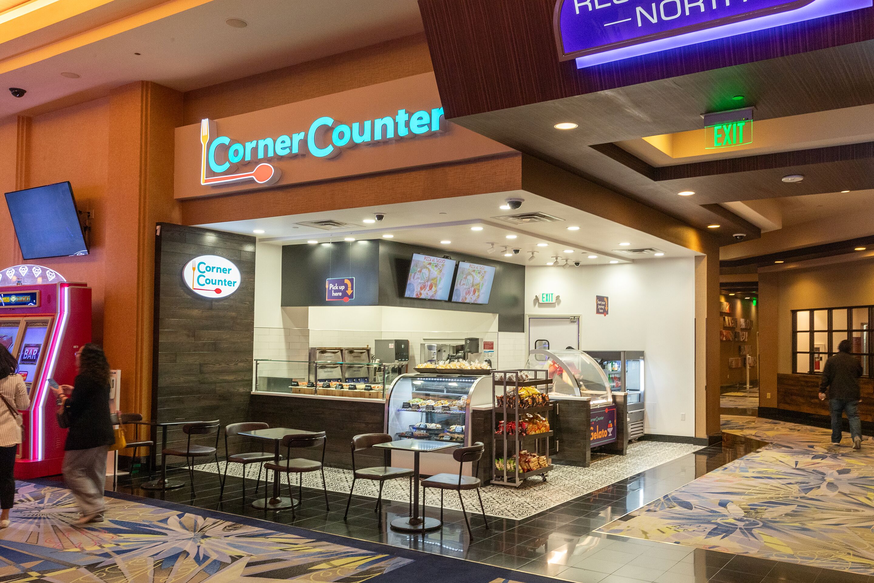 Un CornerCounter con un quiosco de autoservicio, zona de estar y exhibición de snacks.