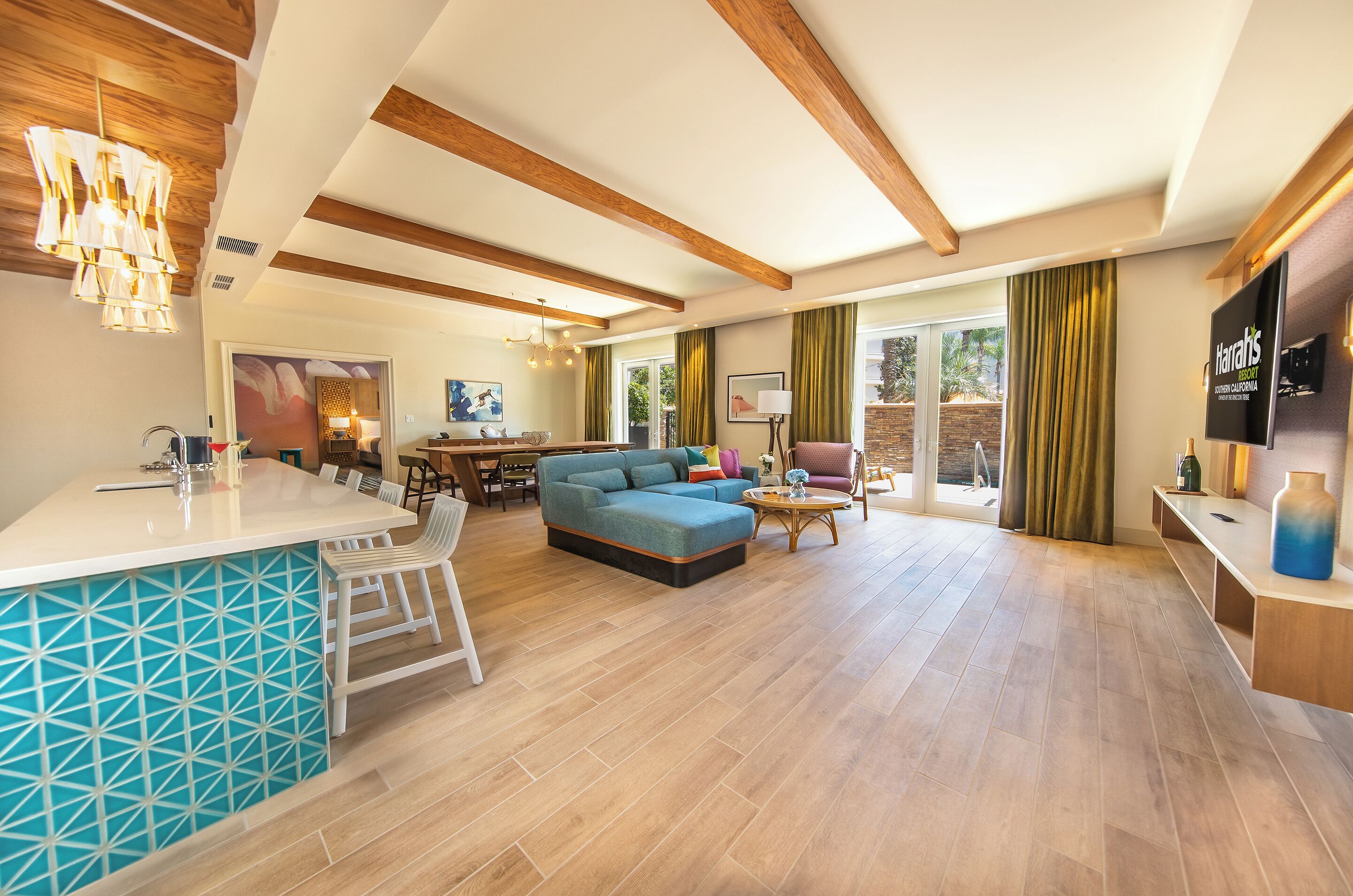 Dive Inn, Beachfront Suite, King Bed, Non smoking | Living area | 32-inch TV with digital channels