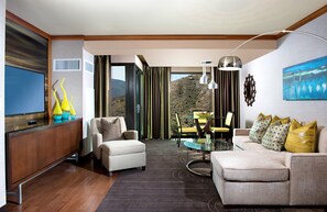 Resort Oh So Suite, 1 King Bed, Non Smoking | ตู้นิรภัยในห้องพัก, โต๊ะทำงาน, พื้นที่ทำงานแบบใช้แล็ปท็อป