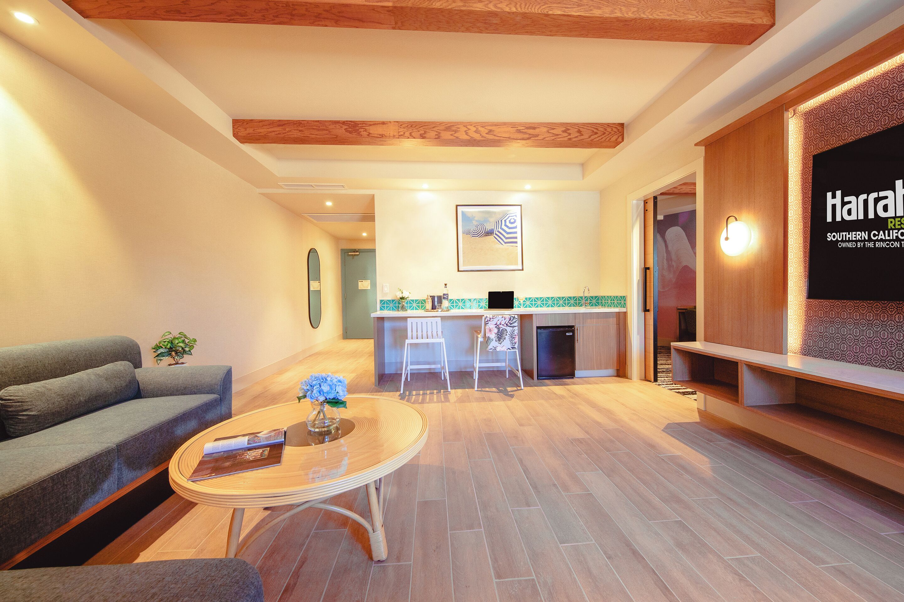 Un hall d’hôtel moderne avec un canapé, une table basse et un comptoir d’accueil.