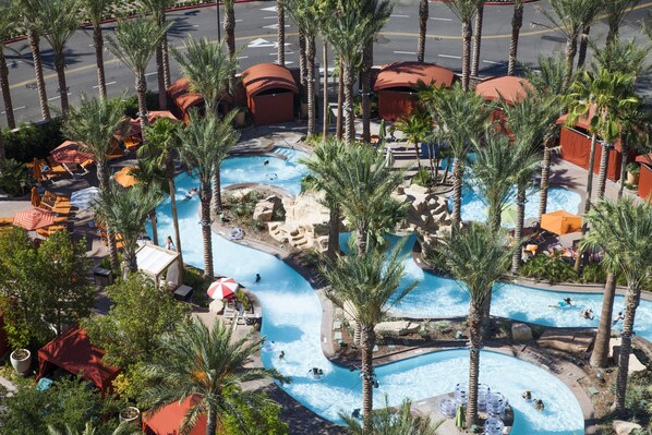 3 piscines extérieures, tentes de plage, chaises longues