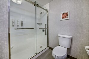 Bathroom shower - Hampton Inn Cortland (Cortland)