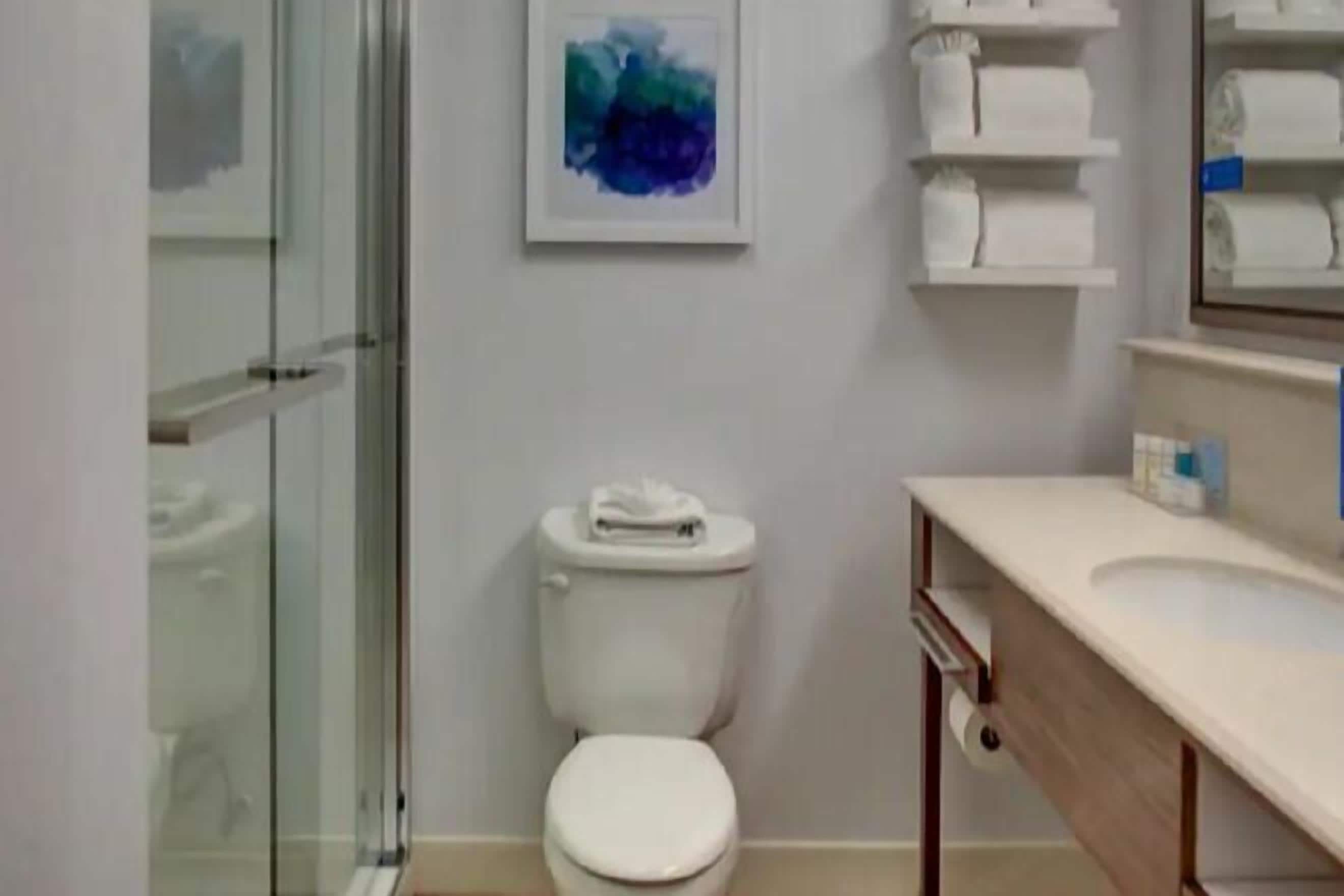 Badkamer | Een bad/douchecombinatie, gratis toiletartikelen, een haardroger