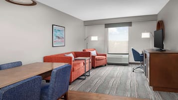 Suite, 1 Tempat Tidur King dengan tempat tidur Sofa, Bebas Asap Rokok | Area keluarga | Televisi LCD 40-inci dengan saluran TV kabel dan TV