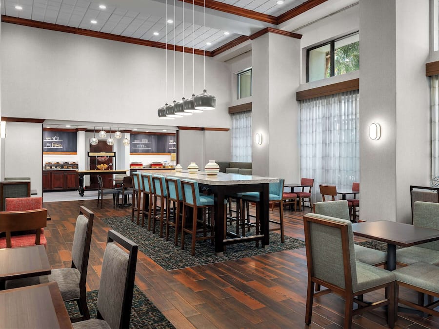 Café da manhã com buffet grátis todos os dias